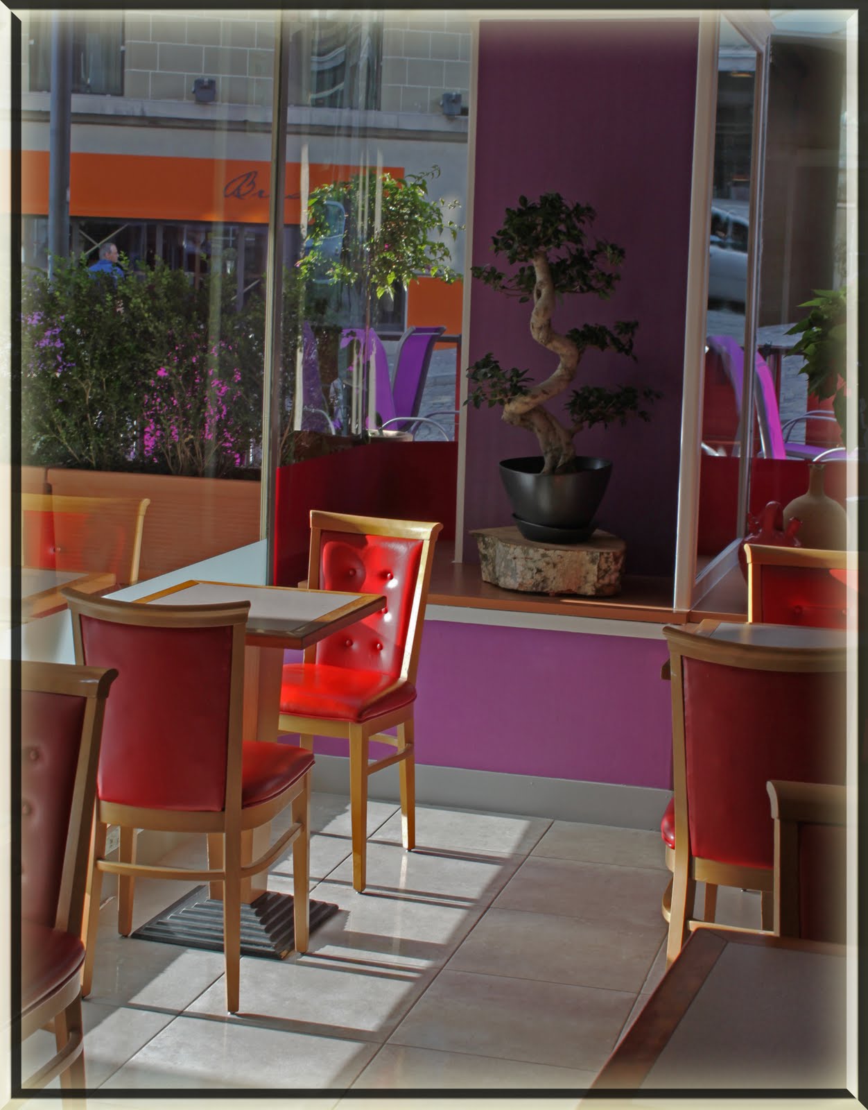 Intérieur du café avec tables et chaises rouges